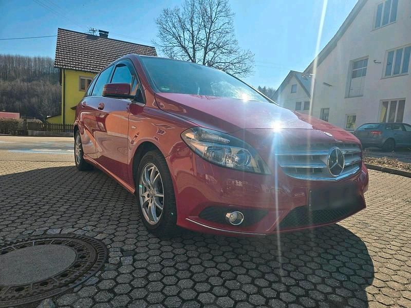 Gebraucht Mercedes B180 Avantgarde 122 PS (89 kW) 2012 Rot Van / Kleinbus
