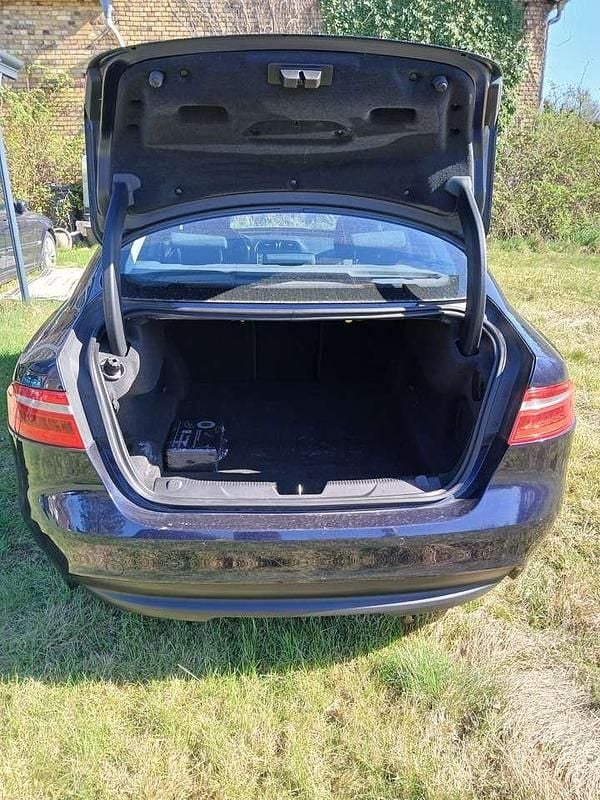 Używany Jaguar XE 163 KM (119 kW) 2015 Niebieski Sedan/Limuzyna