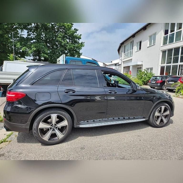 Schwarz Gebraucht 2017 Mercedes GLC250 SUV | 18.900 € - Bild 1/4