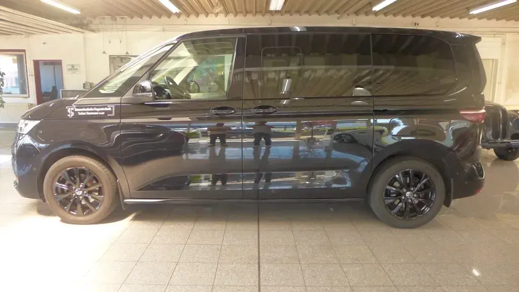 Gebraucht VW Multivan Life 150 PS (110 kW) 2024 Schwarz Van / Kleinbus