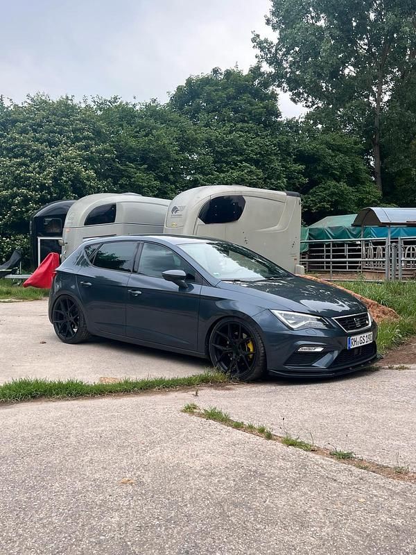 Grau Gebraucht 2019 Seat Leon FR Kleinwagen | 16.000 € (Fairer Preis) - Bild 1/4