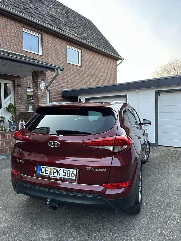 Gebraucht Hyundai Tucson Intro Edition 132 PS (97 kW) 2016 Rot SUV