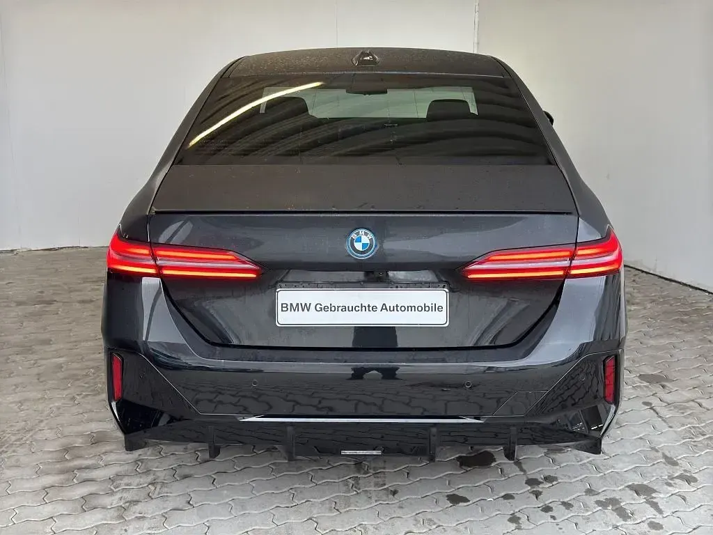 Gebraucht BMW i5 M Sport 442 kW (601 PS) 2024 Saphirschwarz met. Limousine