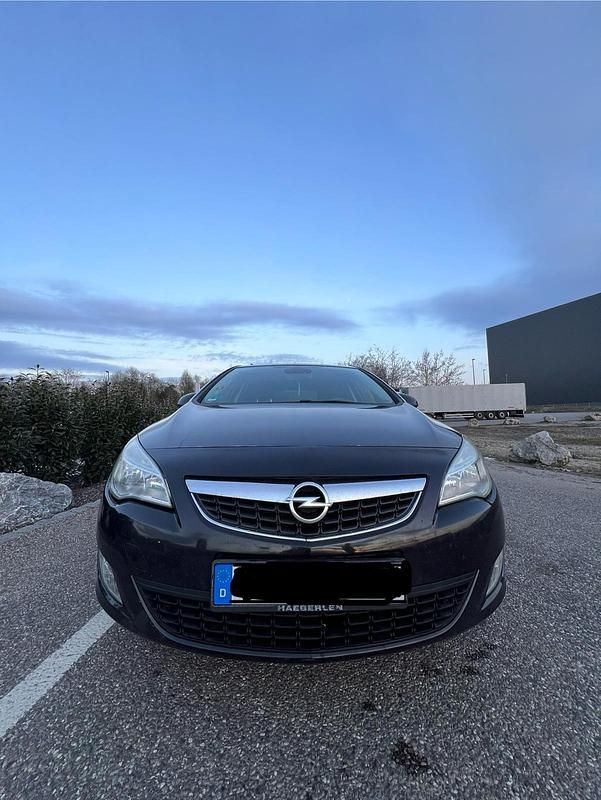 Gebraucht Opel Astra Design Edition 140 PS (102 kW) 2011 Schwarz Limousine