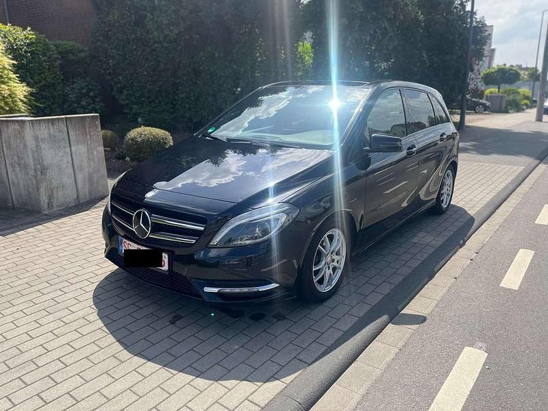 Schwarz Gebraucht 2012 Mercedes B180 Van / Kleinbus | 8.990 € (Fairer Preis) - Bild 1/4