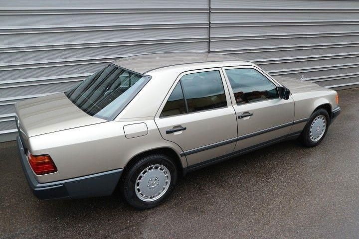 Gebraucht Mercedes E300 113 PS (83 kW) 1988 Silber Limousine