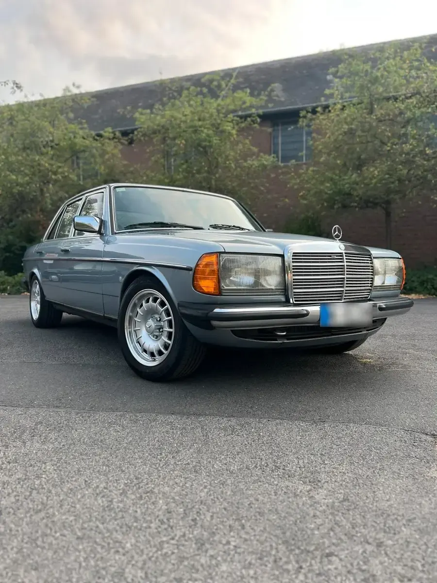 Gebraucht Mercedes E230 136 PS (100 kW) 1984 Blau Limousine