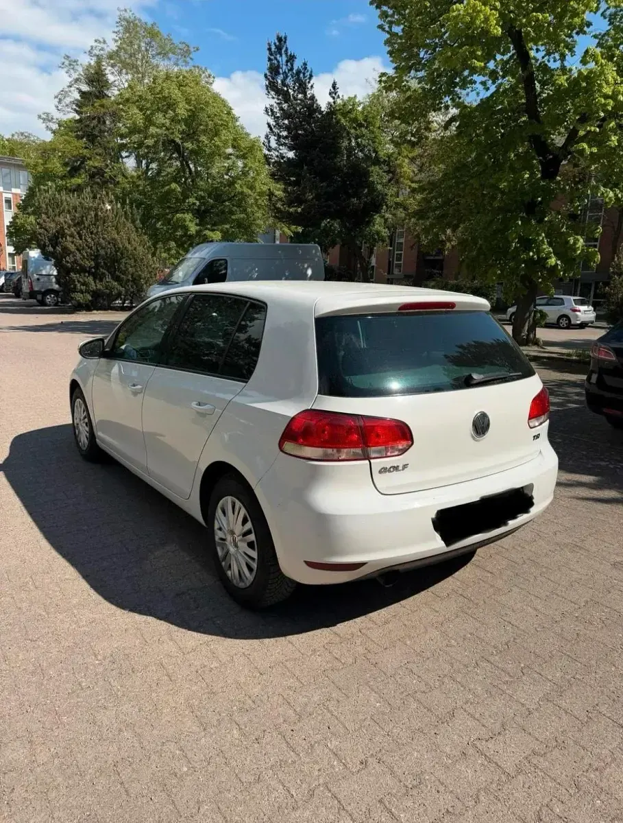 Gebraucht VW Golf VI 105 PS (77 kW) 2011 Weiß Kleinwagen