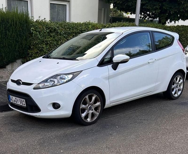 Weiß Gebraucht 2012 Ford Fiesta Champions Edition Limousine | 3.500 € (Fairer Preis) - Bild 1/4