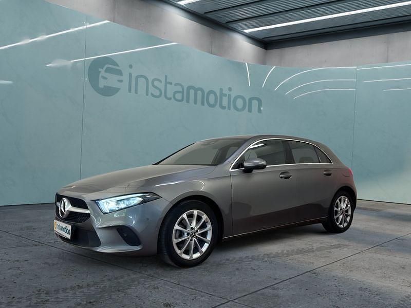 Grau Gebraucht 2020 Mercedes A200 Limousine | 25.649 € (Fairer Preis) - Bild 1/4