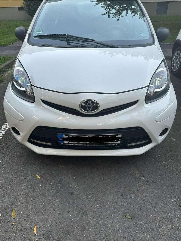 Weiß Gebraucht 2014 Toyota Aygo Kleinwagen | 5.399 € (Guter Preis) - Bild 1/4