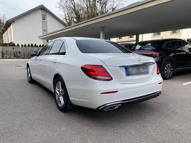 Gebraucht Mercedes E220 Avantgarde 194 PS (142 kW) 2017 Weiß Limousine