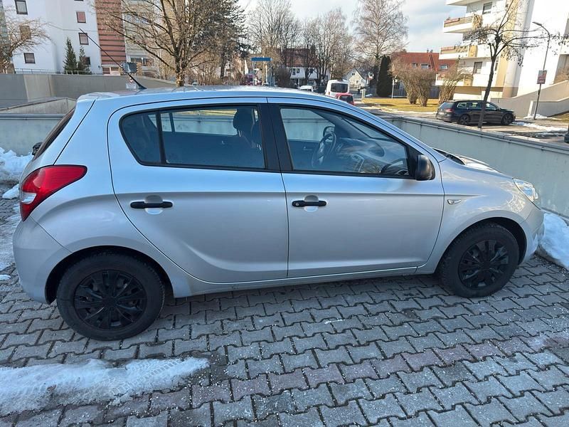 Gebraucht Hyundai i20 75 PS (55 kW) 2010 Silber Kleinwagen