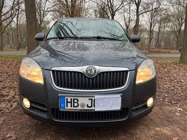 Grau Gebraucht 2010 Skoda Fabia Classic Limousine | 4.400 € (Fairer Preis) - Bild 1/4