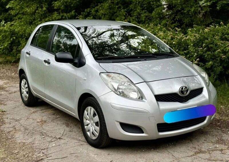 Silber Gebraucht 2009 Toyota Yaris Luna Limousine | 1.250 € (Superpreis) - Bild 1/4