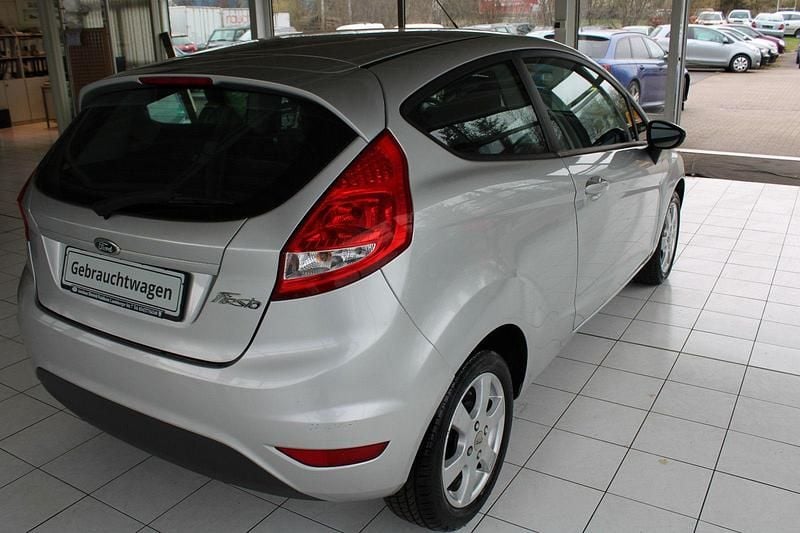 Gebraucht Ford Fiesta Trend 97 PS (71 kW) 2011 Silber Kleinwagen