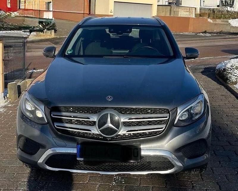 Grau Gebraucht 2017 Mercedes GLC250 SUV | 28.900 € (Fairer Preis) - Bild 1/4