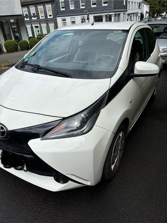 Weiß Gebraucht 2018 Toyota Aygo X-cite Kleinwagen | 8.100 € (Fairer Preis) - Bild 1/3