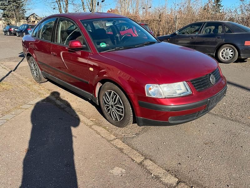 Gebraucht VW Passat 160 PS (117 kW) 1999 Rot Limousine