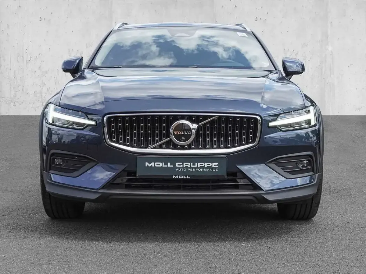Gebraucht Volvo V60 CC Ultimate 197 PS (144 kW) 2024 Denim blue / metallic Kombi