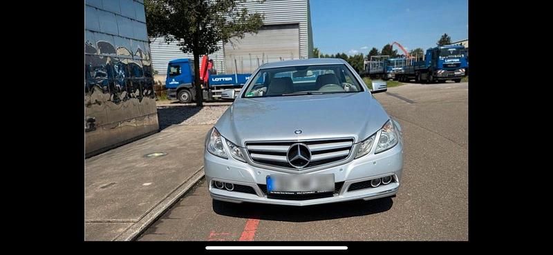 Gebraucht Mercedes E200 184 PS (135 kW) 2010 Silber Coupé