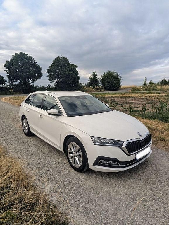 Weiß Gebraucht 2020 Skoda Octavia First Edition Kombi | 17.800 € (Guter Preis) - Bild 1/4