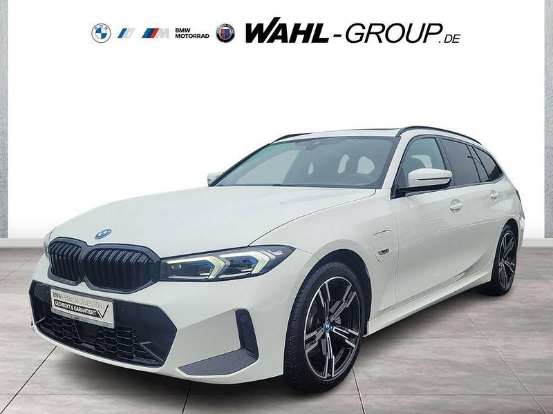 Weiß Gebraucht 2022 BMW 320e M Sport Kombi | 33.890 € (Teuer) - Bild 1/4