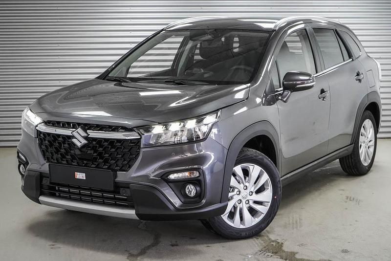 Titanium grau metallic () Neu 2025 Suzuki SX4 S-Cross GL SUV | 23.240 € (Guter Preis) - Bild 1/4