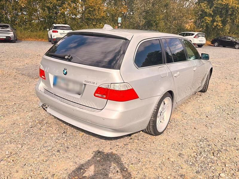 Silber Gebraucht 2007 BMW 523 Kombi | 10.999 € - Bild 1/4