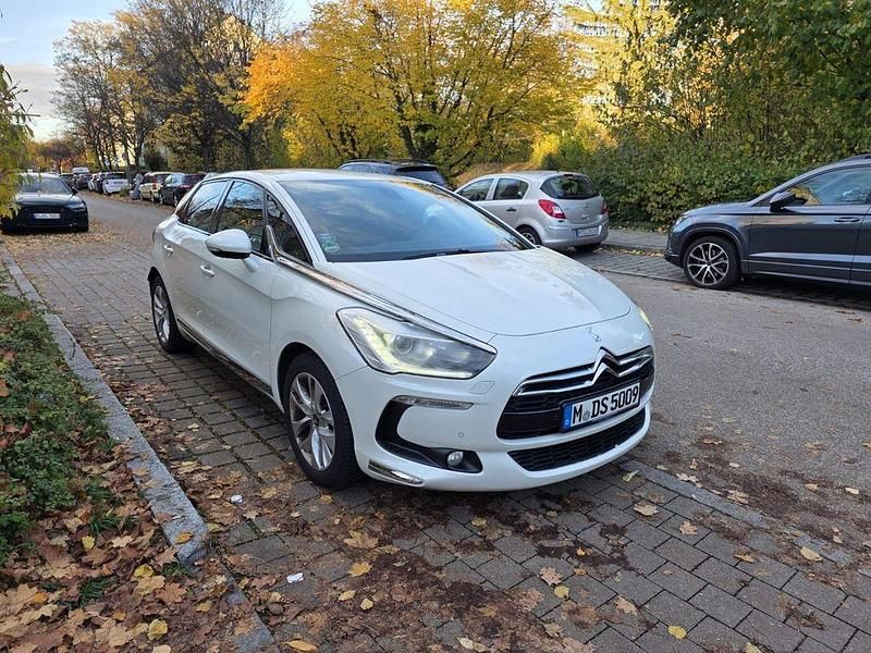 Weiß Gebraucht 2013 DS Automobiles DS5 Chic Kleinwagen | 9.999 € - Bild 1/4