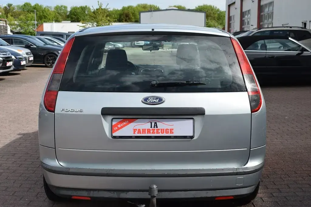 Gebraucht Ford Focus Trend 101 PS (74 kW) 2005 Silber Limousine