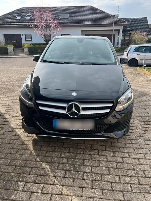 Gebraucht Mercedes B200 136 PS (100 kW) 2015 Schwarz Van / Kleinbus