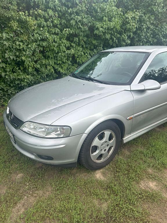 Silber Gebraucht 1999 Opel Vectra Comfort Limousine | 900 € (Fairer Preis) - Bild 1/4