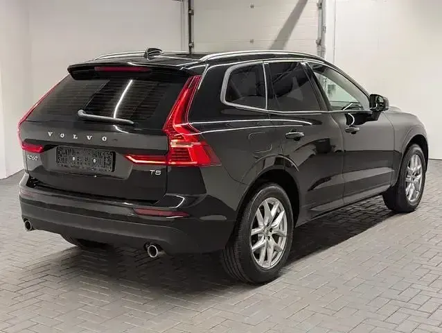 Gebraucht Volvo XC60 Momentum 250 PS (183 kW) 2018 Onyxschwarzmet. SUV