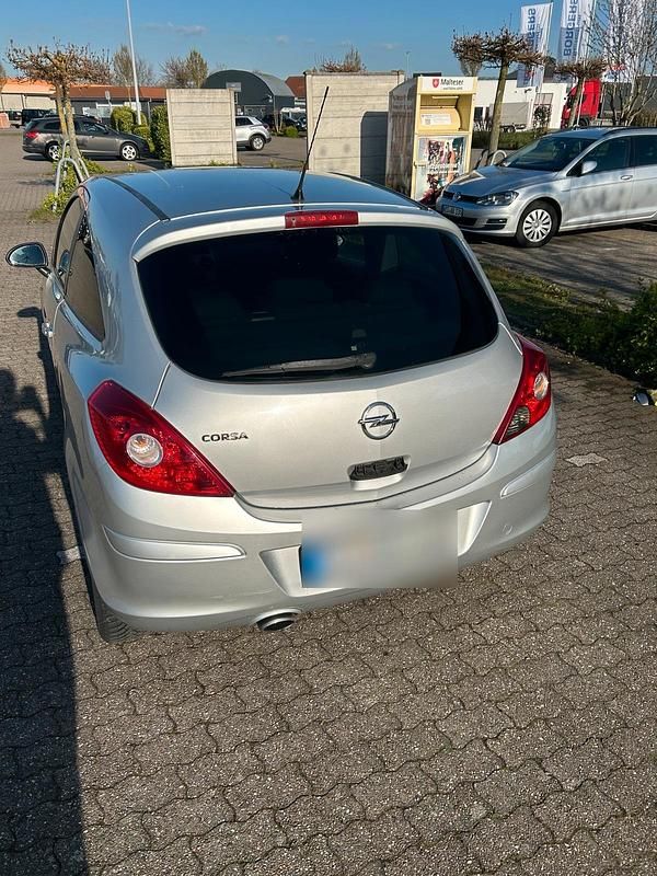 Gebraucht Opel Corsa 90 PS (66 kW) 2011 Silber Kleinwagen