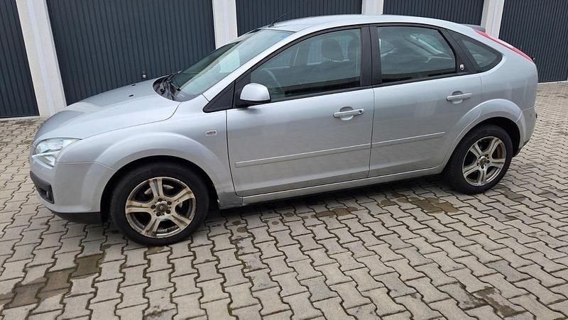 Gebraucht Ford Focus Ghia 116 PS (85 kW) 2006 Silber Limousine
