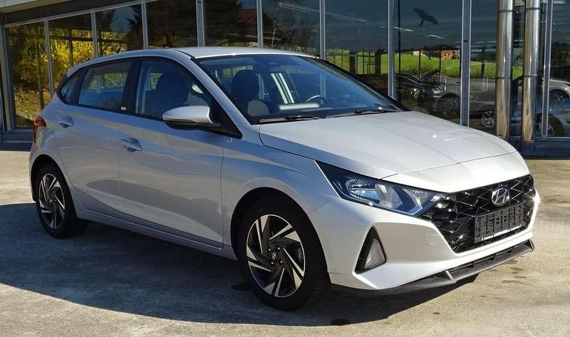 Sleek silver Gebraucht 2021 Hyundai i20 Trend Kleinwagen | 15.990 € (Etwas zu teuer) - Bild 1/4