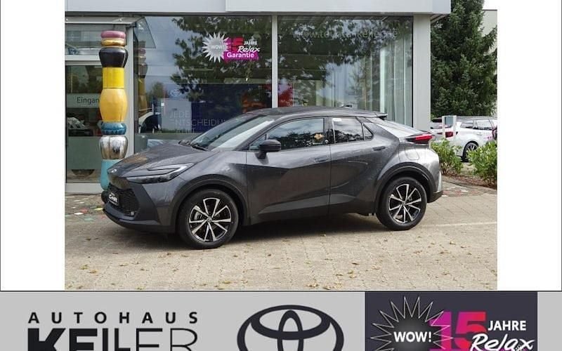 Marlingrau metallic Gebraucht 2024 Toyota C-HR Team SUV | 31.440 € (Superpreis) - Bild 1/4
