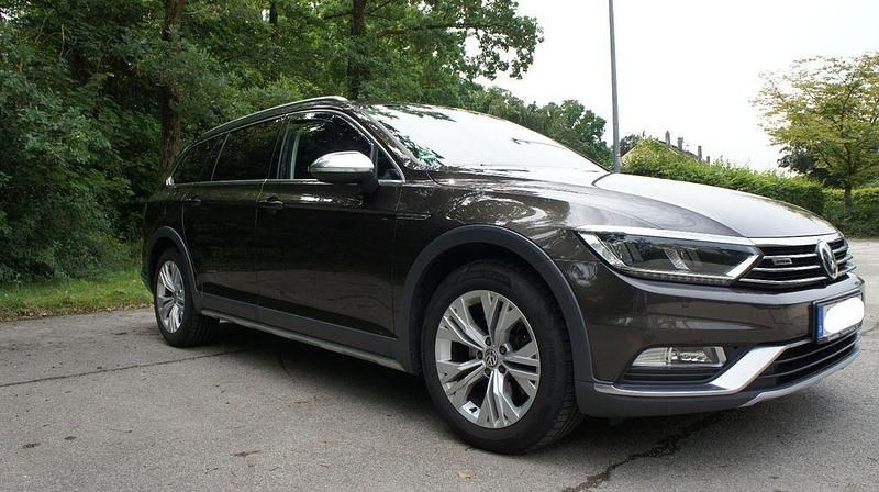Braun Gebraucht 2017 VW Passat Alltrack Kombi | 19.900 € (Guter Preis) - Bild 1/4