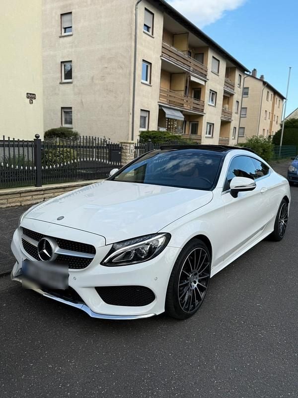 Weiß Gebraucht 2015 Mercedes C180 AMG line Coupé | 17.900 € (Fairer Preis) - Bild 1/4