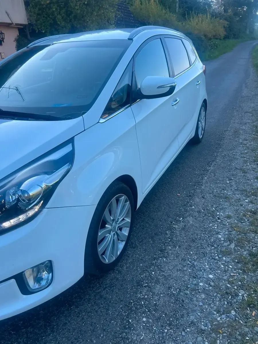 Gebraucht Kia Carens 136 PS (100 kW) 2016 Weiß Van / Kleinbus
