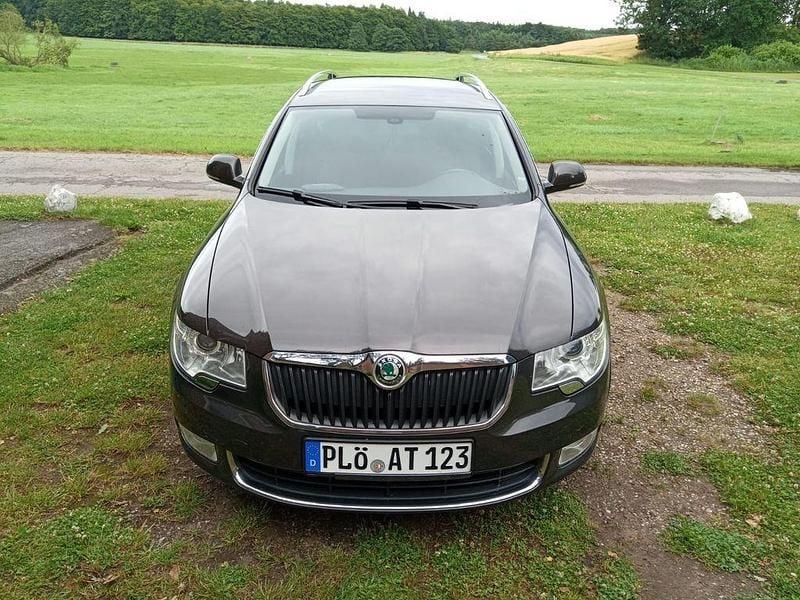 Braun Gebraucht 2011 Skoda Superb Ambition Kombi | 7.700 € (Etwas zu teuer) - Bild 1/4