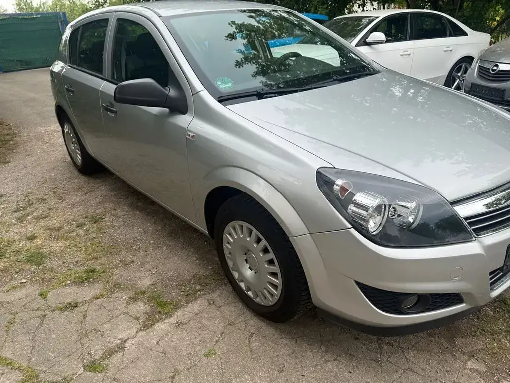 Używany Opel Astra Basis 90 KM (66 kW) 2009 Srebrny Sedan/Limuzyna