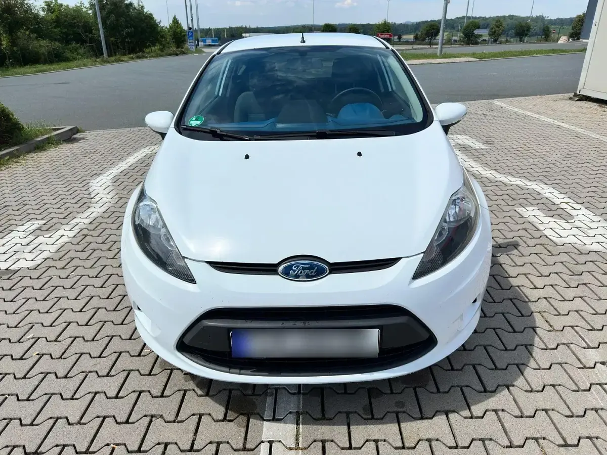 Gebraucht Ford Fiesta Titanium 82 PS (60 kW) 2009 Weiß Limousine