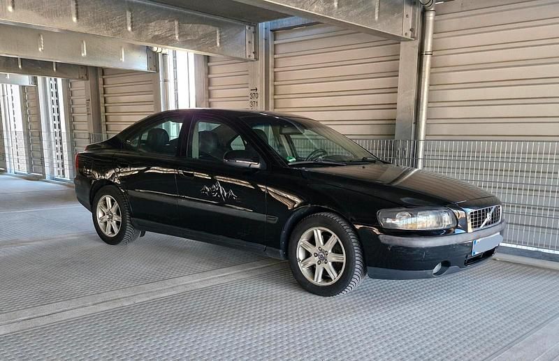 Schwarz Gebraucht 2000 Volvo S60 Limousine | 1.133 € - Bild 1/4