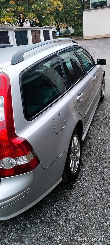 Grau Gebraucht 2006 Volvo V50 Kombi | 3.500 € (Fairer Preis) - Bild 1/4