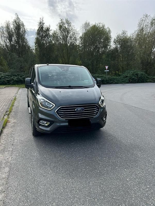Grau Gebraucht 2019 Ford Tourneo Titanium X Van / Kleinbus | 33.500 € (Teuer) - Bild 1/4
