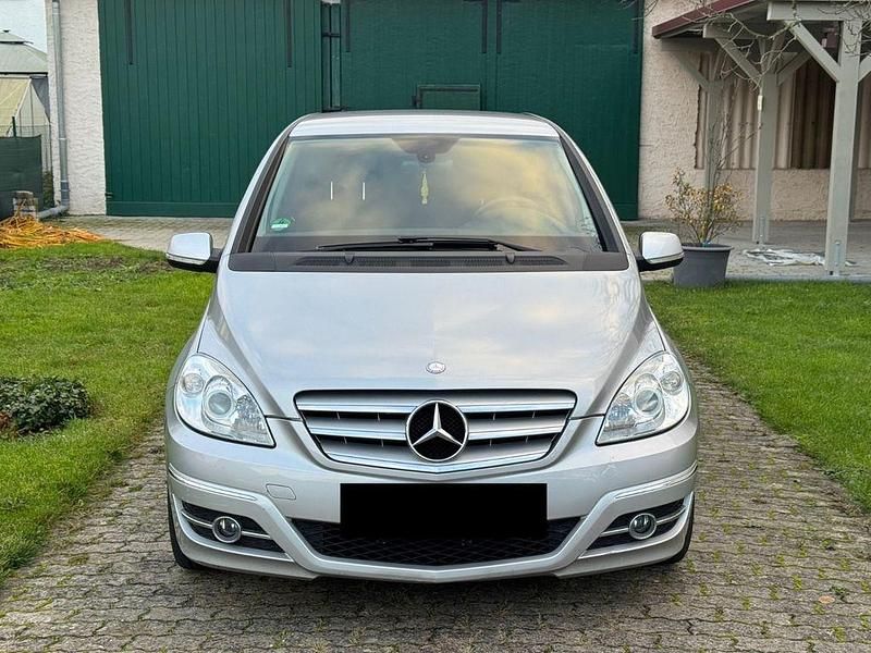 Silber Gebraucht 2009 Mercedes B200 Van / Kleinbus | 3.900 € (Guter Preis) - Bild 1/4