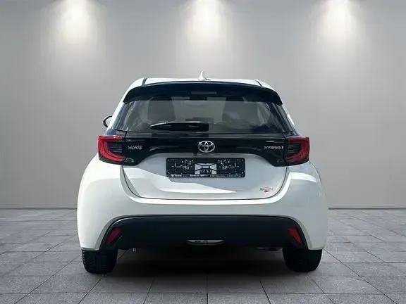 Gebraucht Toyota Yaris Basis 116 PS (85 kW) 2022 Schneeweiß Kleinwagen