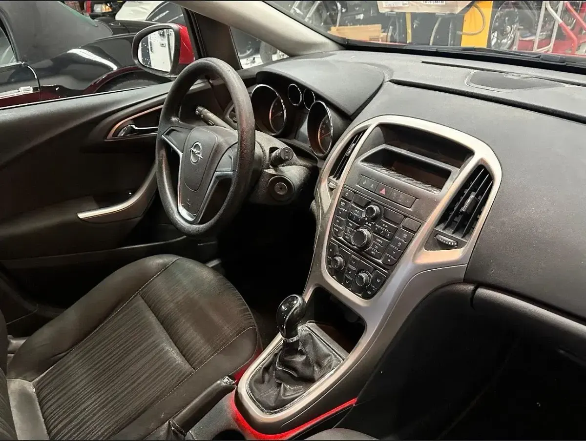 Używany Opel Astra 101 KM (74 kW) 2010 Czerwony Sedan/Limuzyna